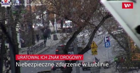 Ocalił ich znak drogowy. Motocykl dosłownie wirował w powietrzu