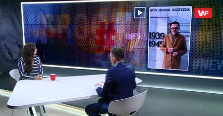 #Newsroom. Klaudia Jachira staje przed pomnikiem "Bóg, Honor, Ojczyzna"