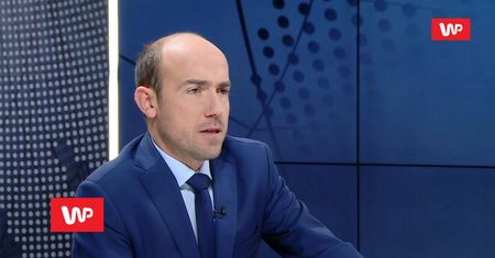 Nietypowa akcja Patryka Jakiego w PE. Borys Budka: to jest wstyd!