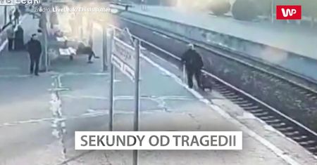 Wpadł prosto na tory. Zobacz nagranie z monitoringu