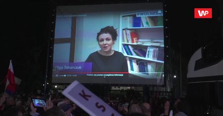 Protesty w obronie sądów. Wyświetlono przesłanie Olgi Tokarczuk