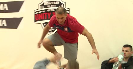 FFF 2. Zobacz jak Piotr Świerczewski trenuje przed debiutem w MMA. Obalił dziennikarza! "Jest, jak dynamit"