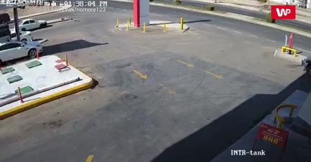 Kierowcy uciekali w popłochu. Nagranie ze stacji