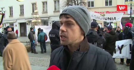 Dość bierności wobec ASF. Rolnicy przykuli się do siana. Protestują na Nowym Świecie