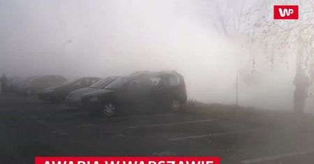 Awaria w Warszawie. Nad ulicą unoszą się kłęby pary