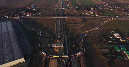 Megarondo na zamkniętym węźle autostrady A1. Obraz z drona robi wrażenie