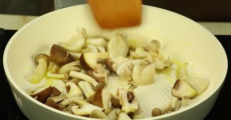 Tosty z duszonymi grzybami. Pyszna przekąska