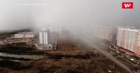 Miasto "pochłonięte" przez białą chmurę. Szkwał w Rosji