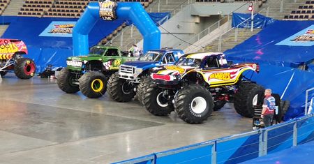 Parkowanie monster trucka Hot Wheels Racing #1