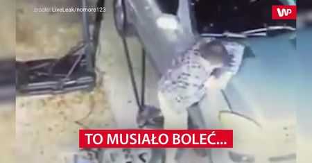 To musiało boleć. Zobacz nagranie z monitoringu