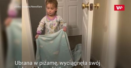 Sztuczka z kocem i znikaniem. Pokaz małego magika