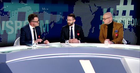 WOŚP 2020. Wicerzecznik PiS przyszedł do studia bez serduszka, wyszedł już z nim