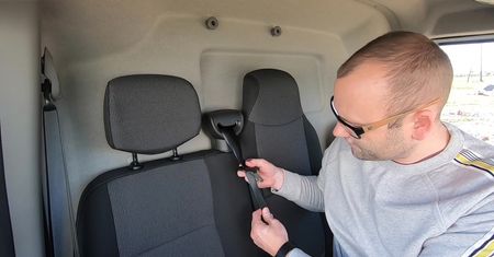 Jak odwrócić klamrę pasa bezpieczeństwa? Prosta metoda na kilka sekund