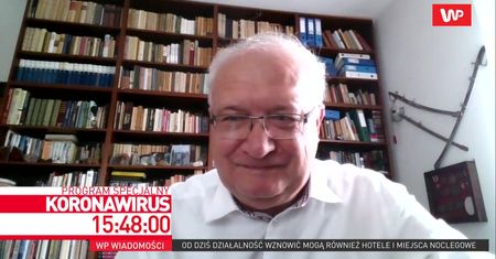 Koronawirus w Polsce. Prof. Krzysztof Simon o swojej... kolekcji pamiątkowych szabel