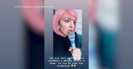 Anna Wendzikowska śpiewa podczas muzycznego koncertu córek