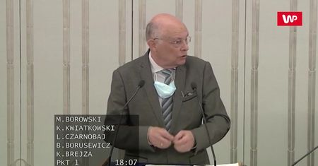 Marek Borowski przeprowadza eksperyment. Z nożem i stoperem