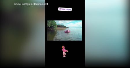 Dominika Gwit pluska się w mazurskim jeziorze