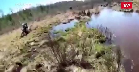 Głęboka przeszkoda. Motocyklista się tego nie spodziewał