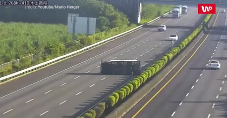 Tesla wbiła się w ciężarówkę. Wszystko nagrała kamera