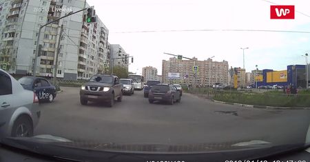 Niespodizewana kraksa. Wideo pokazuje sekundy przed uderzeniem