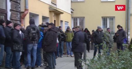 Olbrzymia kolejka po pączki. Ludzie stoją tu od trzeciej w nocy
