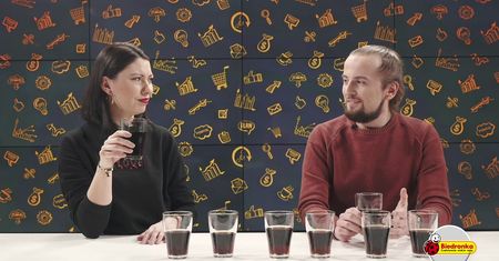 Test napojów gazowanych z kofeiną. Czy da się odróżnić tylko po smaku - Coca-Colę od Pepsi?
