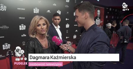 "Królowa życia" kokietuje na ściance, wspierając się na kulach. "Dagmarka zawsze dobrze wygląda!"