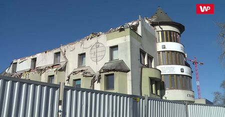 Koniec "Czarnego Kota". Wewnątrz rozrzucone dokumenty i połamane meble