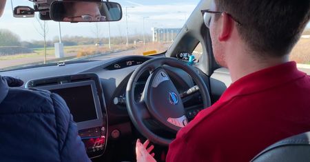 Autonomiczny Nissan Leaf. Jak wygląda jazda z punktu widzenia pasażera?