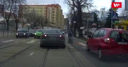 Sekundy od potrącenia. Puściły mu nerwy
