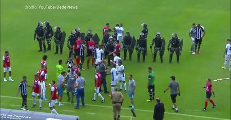 #dziejesiewsporcie: skandaliczne sceny na meczu w Brazylii. Bramkarz oberwał w głowę