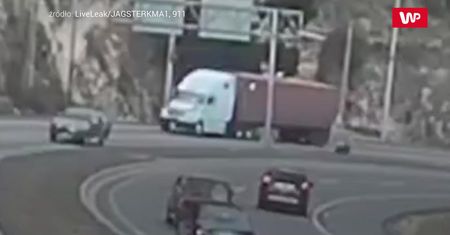 Oszukał przeznaczenie. Na auto runęła przyczepa