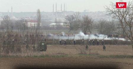 Strzelają gazem łzawiącym. Granica przypomina pole bitwy