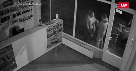 Kłótnia pod sklepem. Kamera nagrała coś niespodziewanego