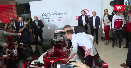 Duda niemal wsiadł do bolidu F1. Zobacz jak Kubica prezentuje mu maszynę Alfy Romeo