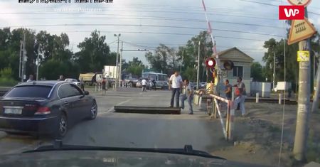 Kolizja z zaporą. Nagranie robi furorę w Internecie