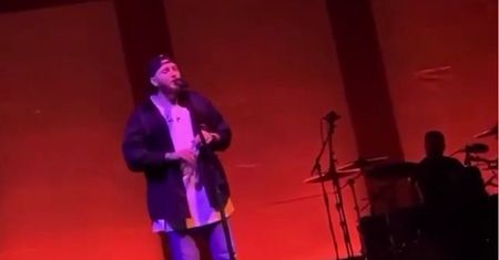 James Arthur skanduje na koncercie: "F*ck the coronavirus"