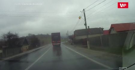 Wypadek na śliskiej drodze. Sekundy dzieliły kierowcę od tragedii