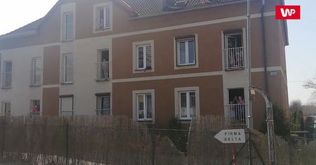 Wronki. Mieszkańcy dziękują medykom. Brawa z balkonów