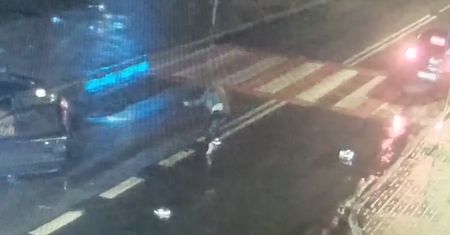 Odbiła się od samochodu, by wpaść pod następny. Wstrząsające nagranie