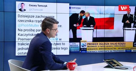 Jarosław Kaczyński szeptał mu na ucho na konferencji. Rzecznik rządu Piotr Müller zdradza, o co chodziło