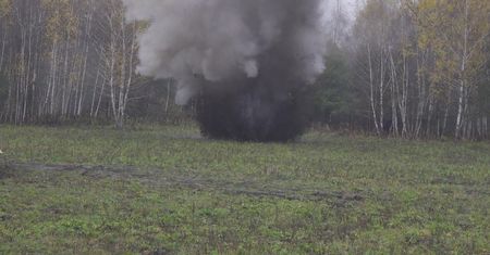 Kontrolowany wybuch na poligonie wojskowym