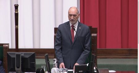 Antoni Macierewicz mówi w Sejmie o szacunku do Konstytucji. Opozycja wybucha śmiechem i skanduje "Konstytucja"