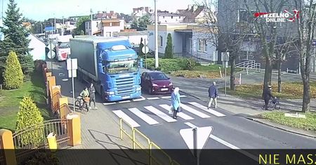 Ciężarówka potrąciła kobietę na pasach