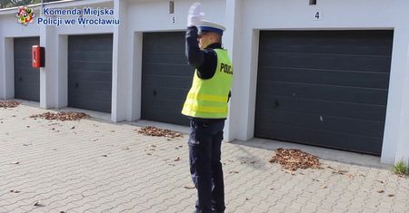 Co oznaczają gesty policjanta, który kieruje ruchem?
