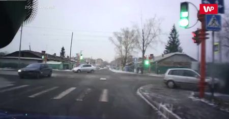 Stali na chodniku. On w ostatniej chwili zasłonił dziewczynę