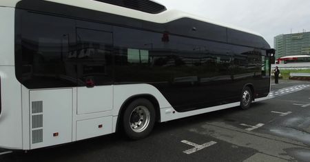 Wodorowy autobus Toyoty: Sora, podjeżdża sam na przystanek