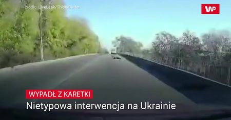 "Wypadł" z karetki. Nagranie kuriozalnego zdarzenia