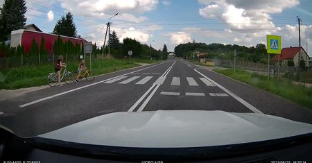 O krok od tragedii. Cudem nie uderzył dzieci na przejściu dla pieszych