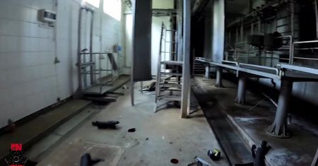 Opuszczona ubojnia. W środku klimat jak z horrorów